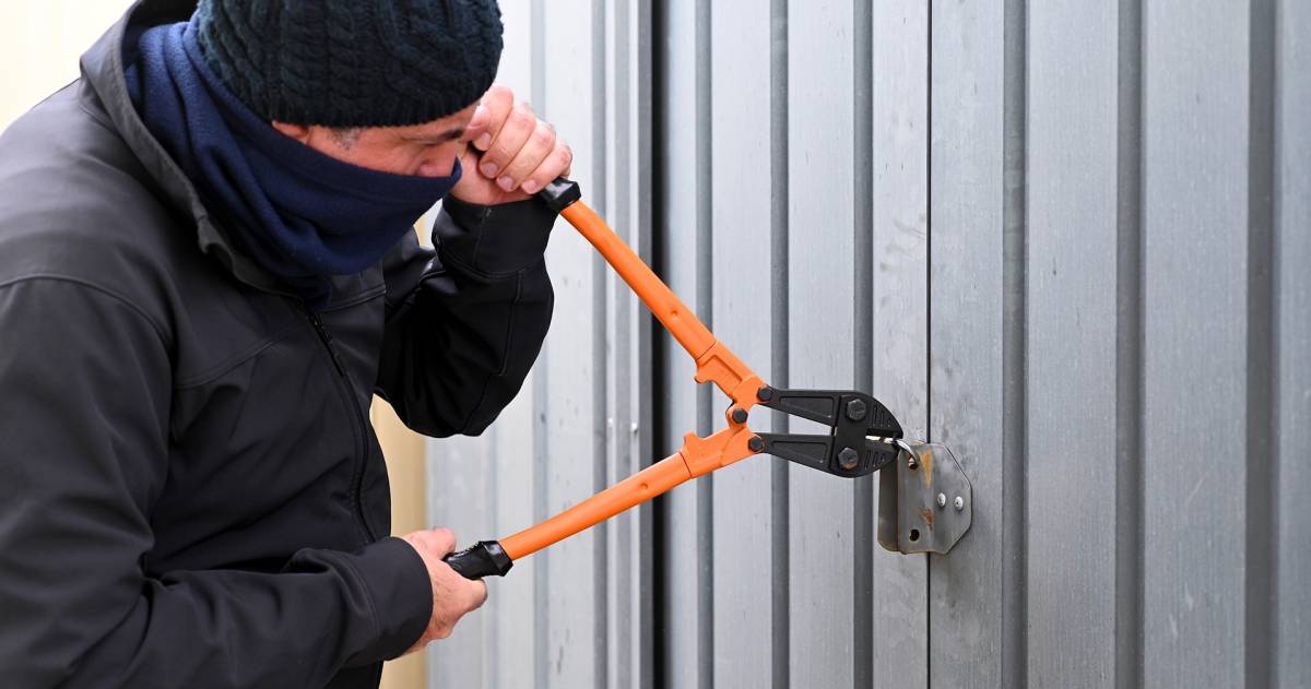 Inbreker die in een garage breekt