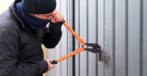 Inbreker die in een garage breekt